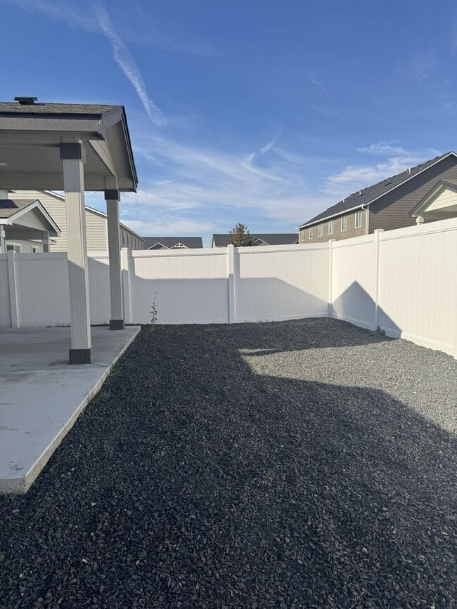 Building Photo - Lovely Open concept Low Maintenance