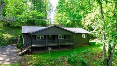 Building Photo - 3 Bedroom 2 Bath beautiful newly remodeled...