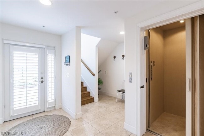 Building Photo - 572 11th Ave S