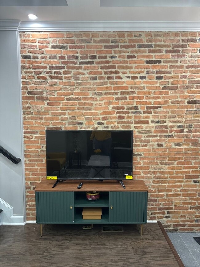 Building Photo - Fully Furnished! Spacious Rooms! Modern De...