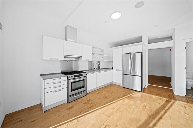 Building Photo - 346 Congress St