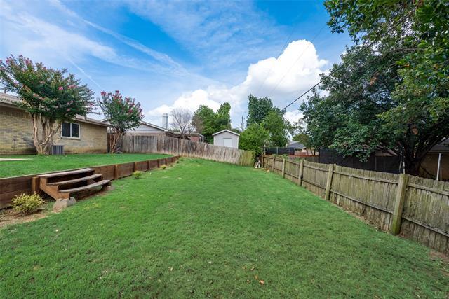 Building Photo - 512 W Oakdale Rd