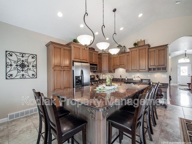 Building Photo - 637 Edgewood Dr