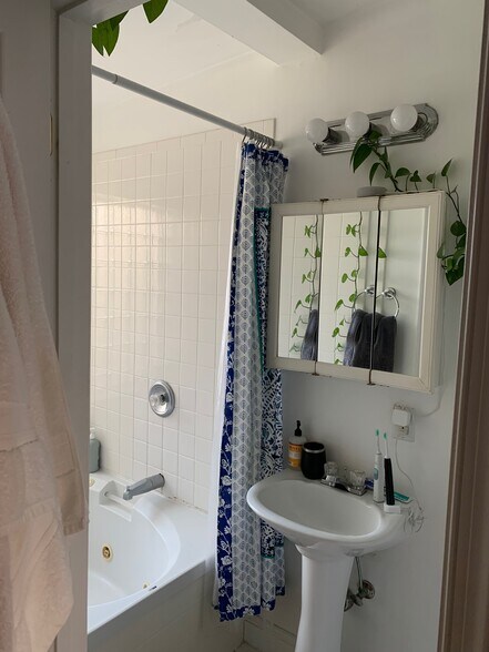 Bathroom on suite of front Bedroom - 18 S Castle St