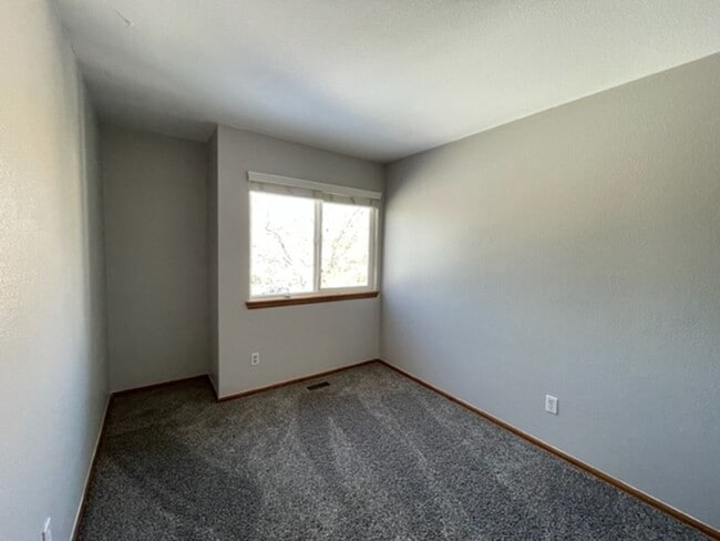 Building Photo - Stratford Lake 4-Level