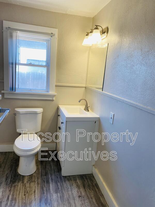 Building Photo - 2632 N Stone Ave