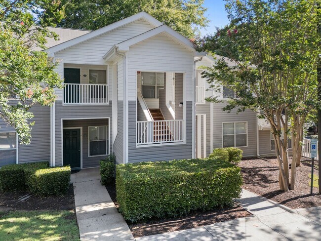 Building Photo - Lovely Three Bedrooms Two Baths Apartment.