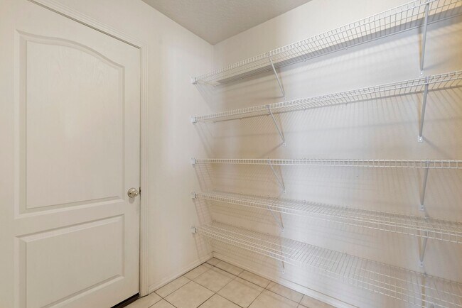 Building Photo - Very Clean 3 Bedroom Home with Community P...