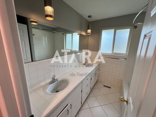 Building Photo - 1374 Marinwood Ave