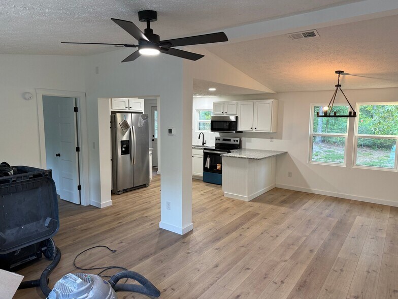 Building Photo - 120 Country Way