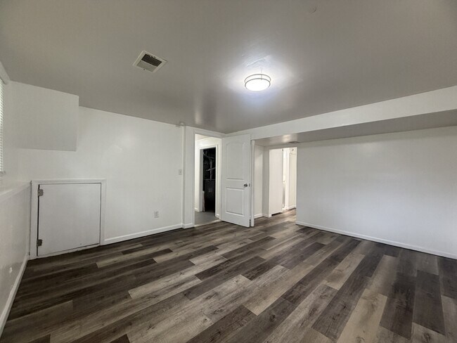Building Photo - 1208 S Mayview Ave