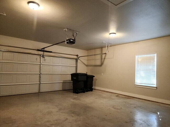 Building Photo - Spacious Home