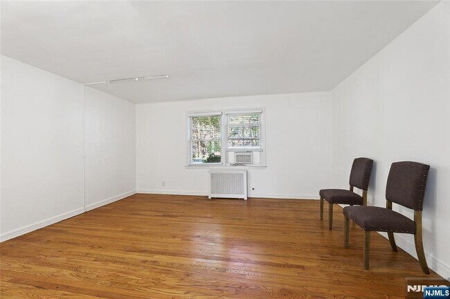 Building Photo - 25- 18 High St