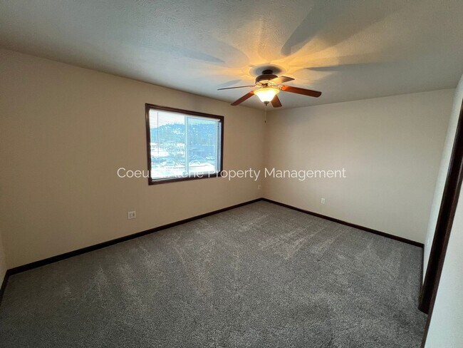 Building Photo - 3 bed, 2.5 bath townhouse