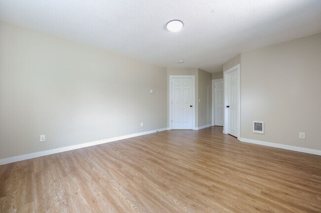 Building Photo - 117 SE 129th Ave
