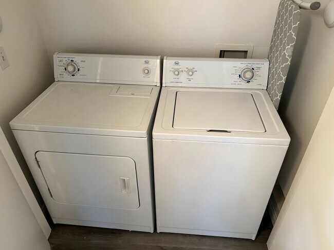 Building Photo - Charming 1 bedroom Condo with full size Ga...