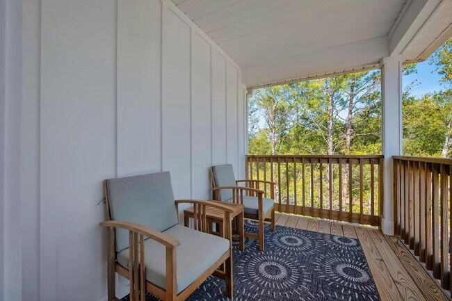 Building Photo - Three Bedroom Two and a half Bath In Hammock Oaks