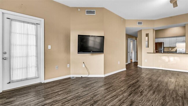 Building Photo - 410 S Armenia Ave