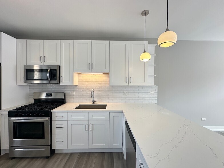 Building Photo - 3842 N Janssen Ave