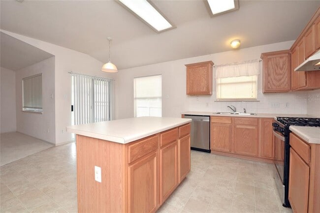 Building Photo - 718 Settlement St