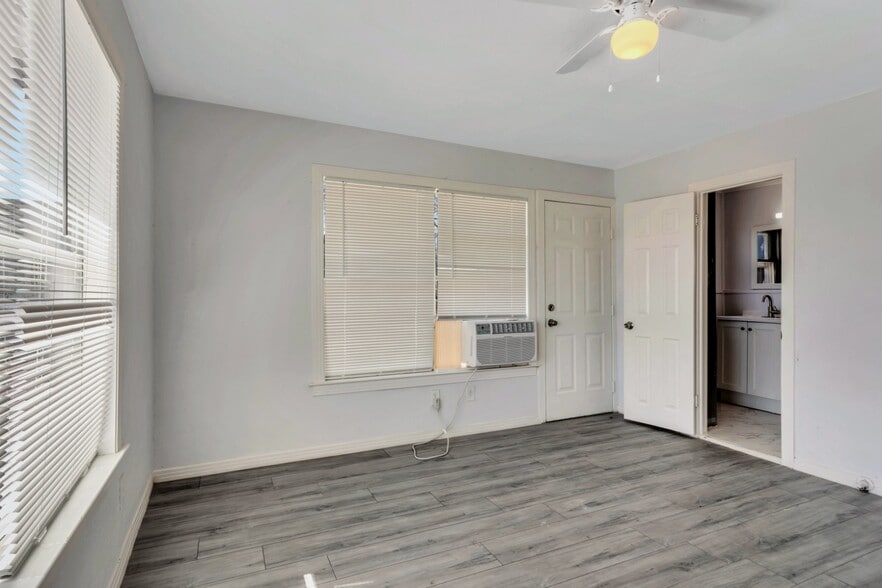 Building Photo - 305 N Robinson St