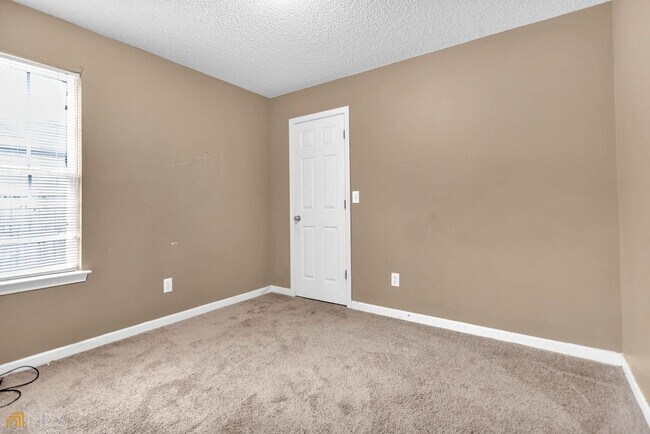 Building Photo - Charming 3 bedroom 2 bath Ranch style home...