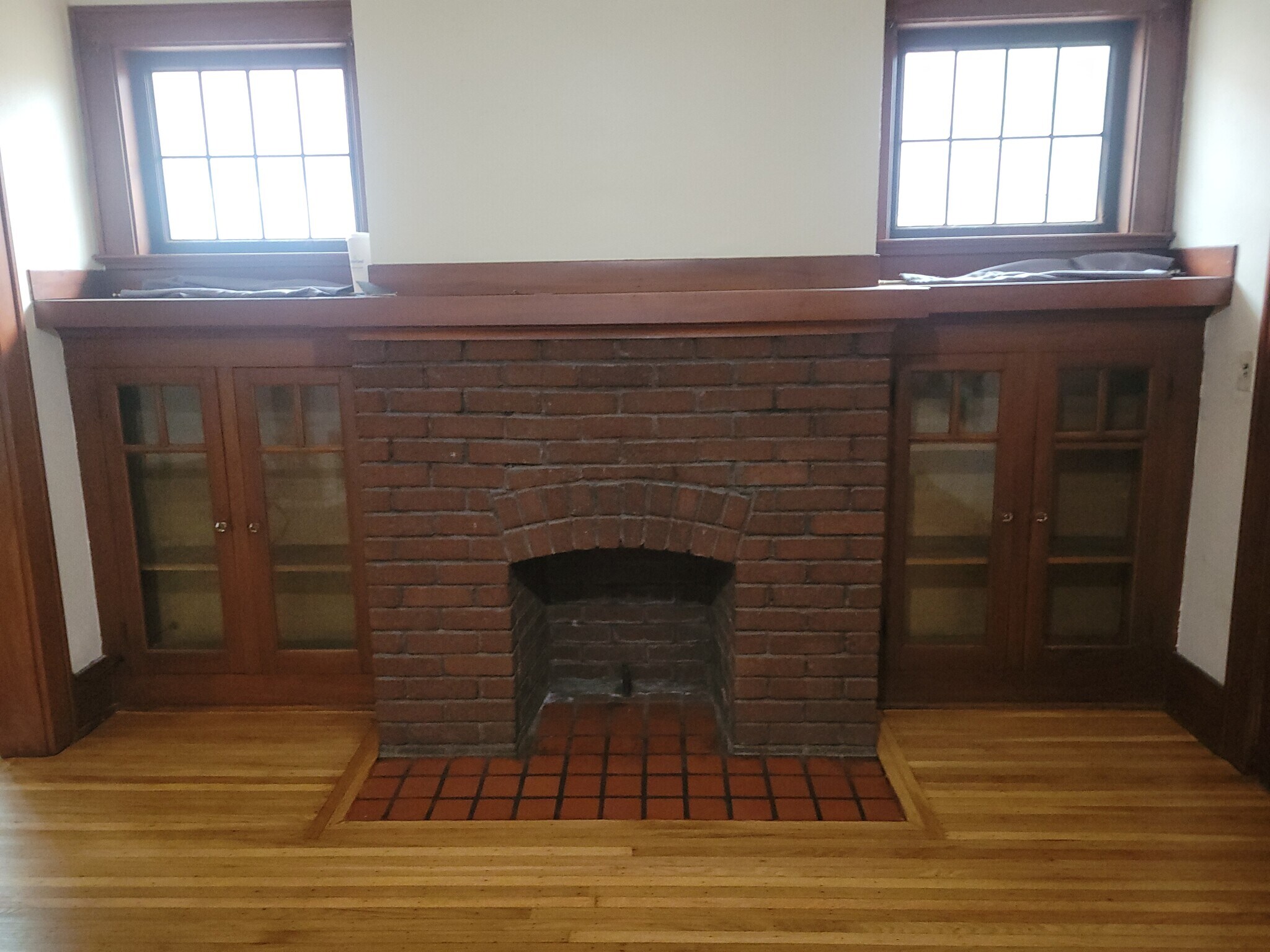 Living room, non working fireplace - 469 Maplewood Ave