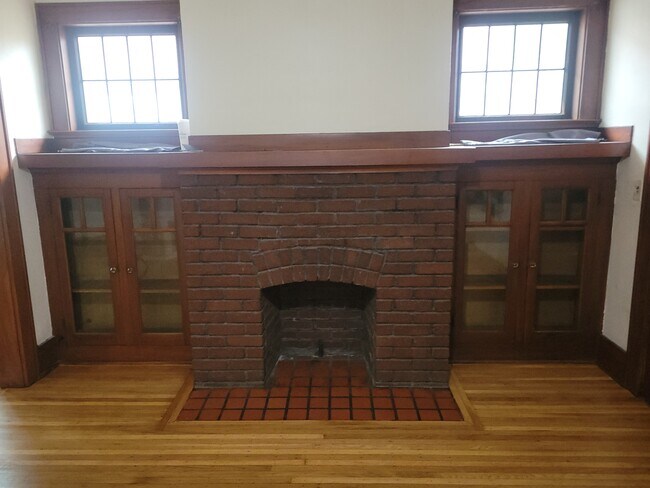 Living room, non working fireplace - 469 Maplewood Ave
