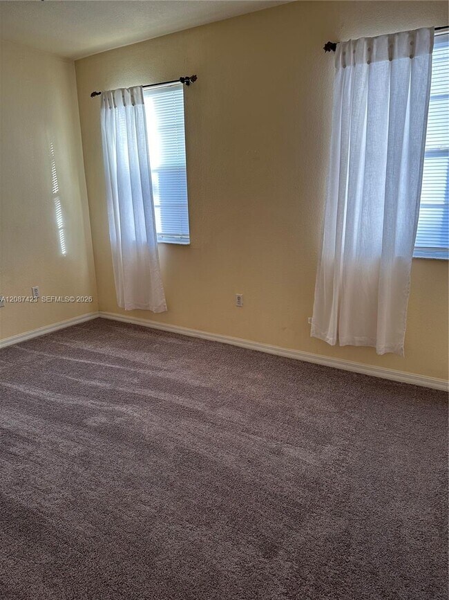 Building Photo - 645 E Mowry Ct