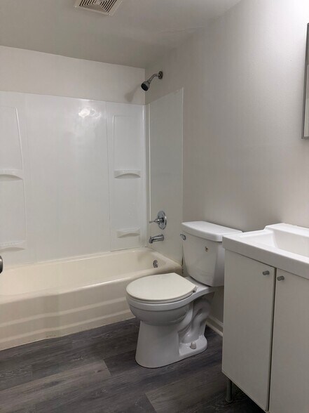 Building Photo - 2412 Azalea Garden Rd