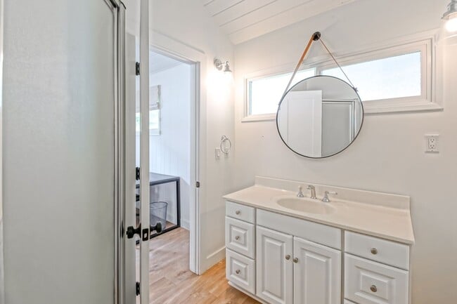 Building Photo - BEAUTIFULLY REMODELED (FURNISHED), 3BR3BA ...