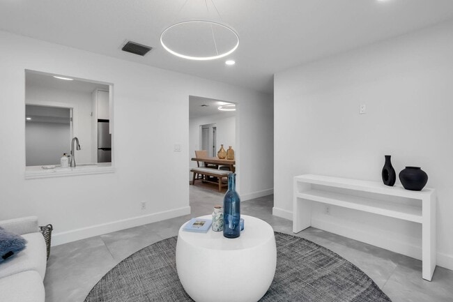 Building Photo - 604 SE 4th Ave