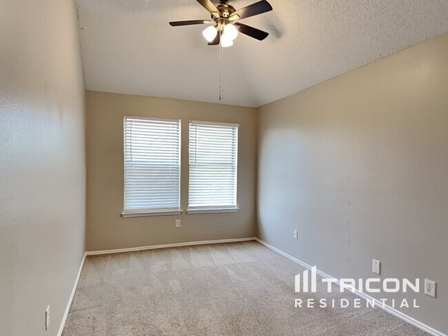 Building Photo - 916 Simon Dr