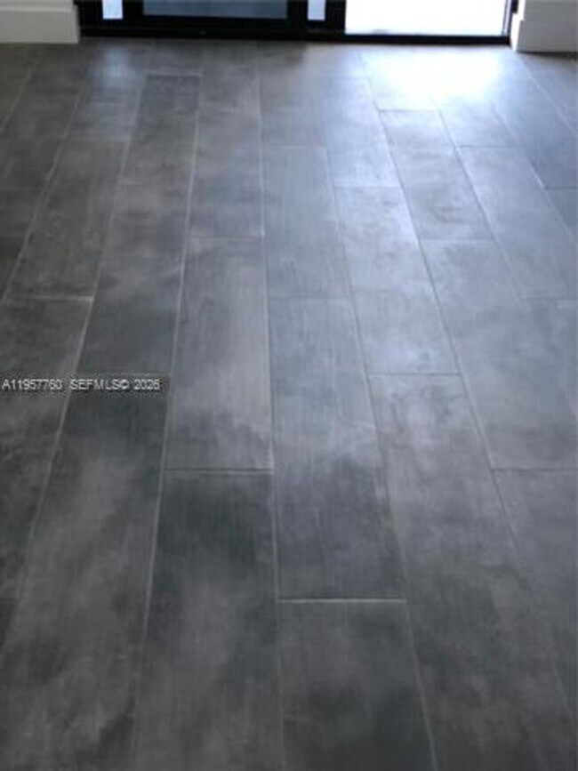 Building Photo - 1010 Brickell Ave