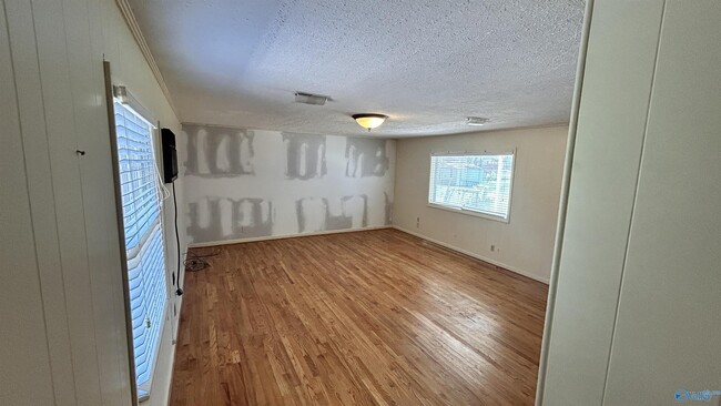 Building Photo - 2106 Giles Dr NE