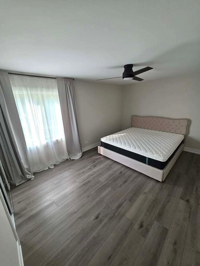 Building Photo - 2800 Mitchell Dr