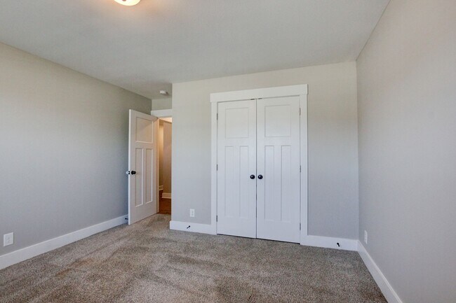 Building Photo - Fresh and Clean 3 bed/2 bath minutes from Exit 8.  Show Stopper!