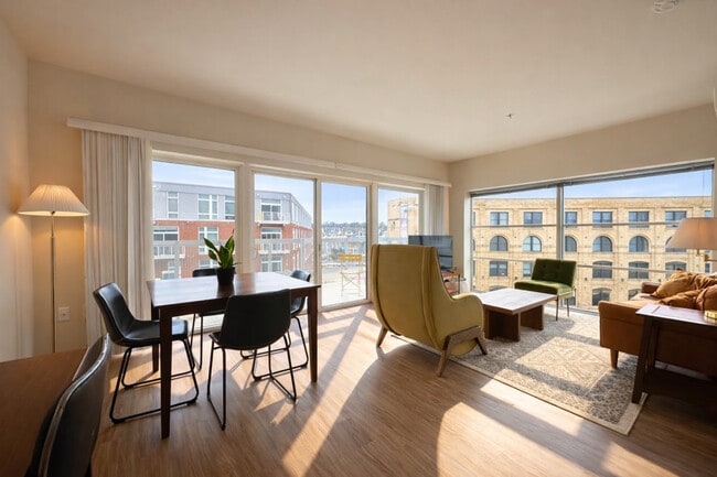 Building Photo - 1640 N Water St