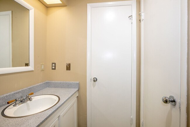 Building Photo - Spacious 3 Bed 2 Bath Condo in Tulsa!