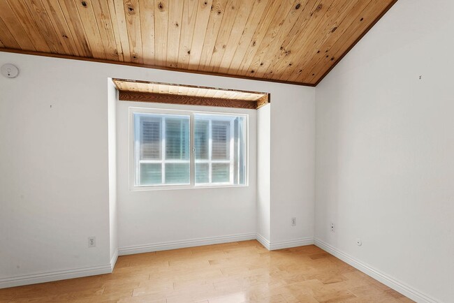 Building Photo - End-Unit Townhouse in Prime Newport Beach ...