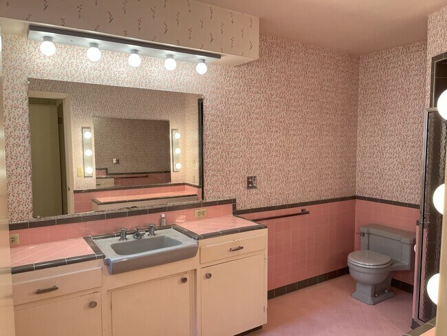 Building Photo - Timeless Character Meets Spacious Living i...