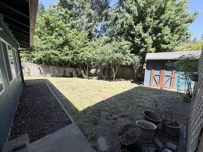 Building Photo - Three Bedroom Home in South Salem