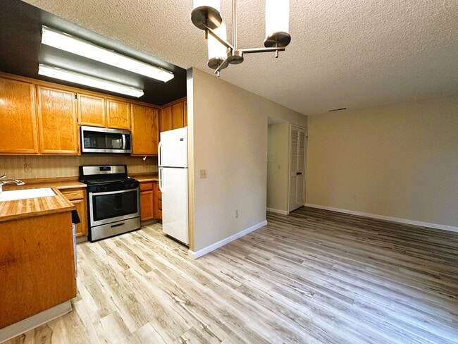 Building Photo - 180 Park Place Dr