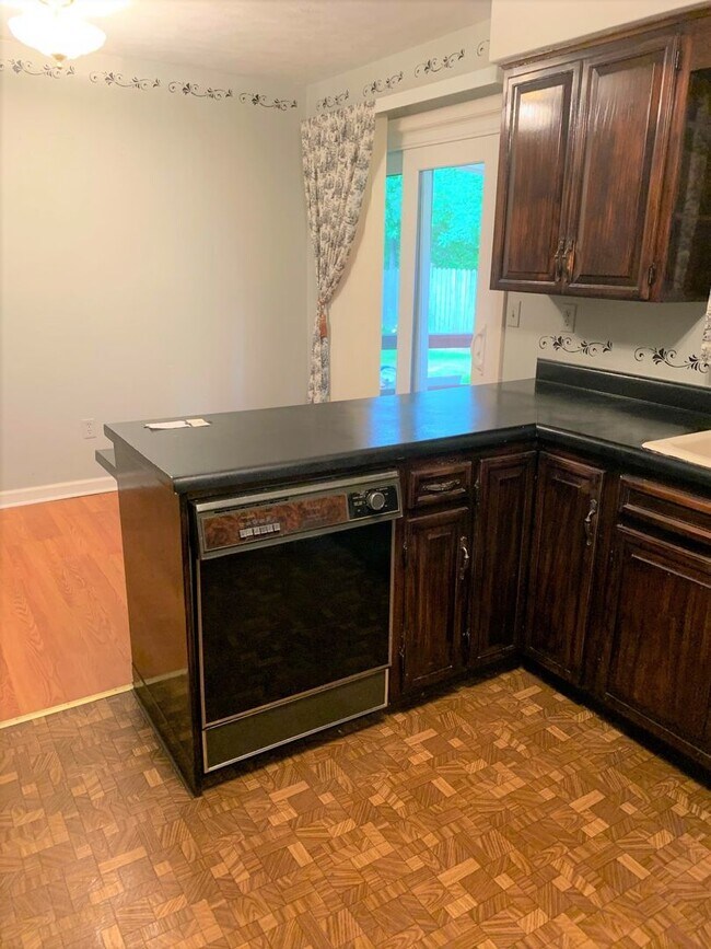 Building Photo - 3 Bedroom / 2 Bath Brick Home Johnson City...
