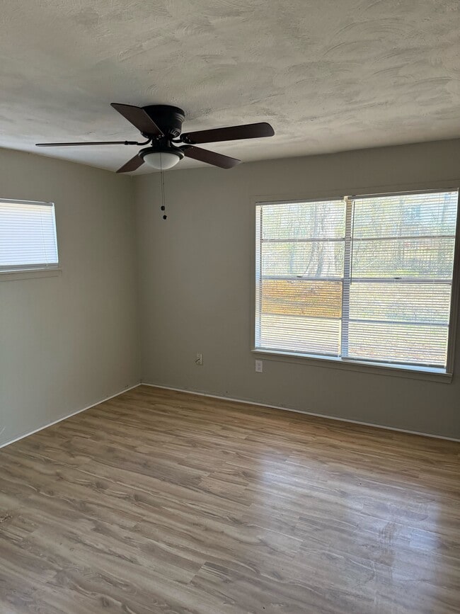 Building Photo - 332 N Flag Chapel Rd