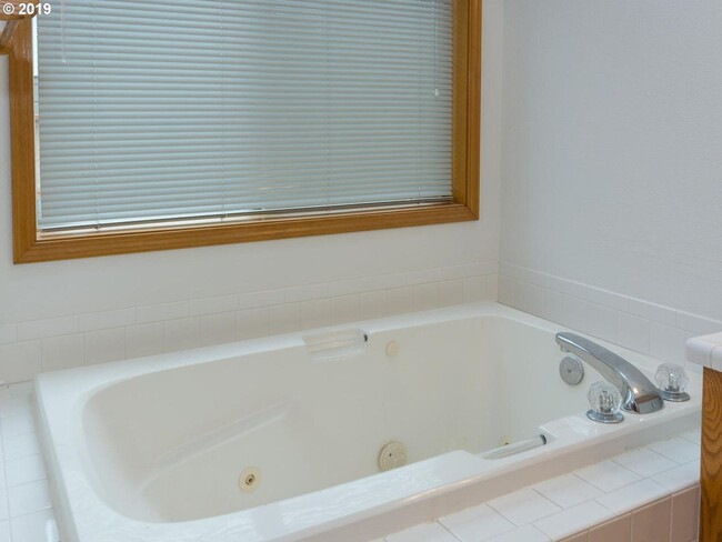 Building Photo - Lovely Single Level Gresham Home - 4 Bedro...