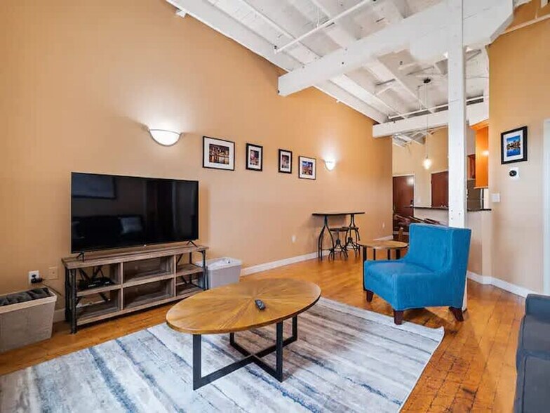 Building Photo - 1133 W 9th St