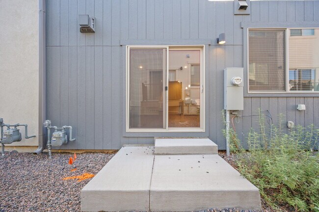 Building Photo - Modern 2 Bedroom, 2.5 Bathroom Townhome with a Loft, Central A/C, Gas Fireplace, and Washer and D...