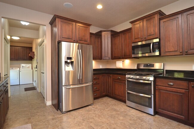 Building Photo - Stunning 6 bedroom 3 bathroom home in Daybreak South Jordan!!!