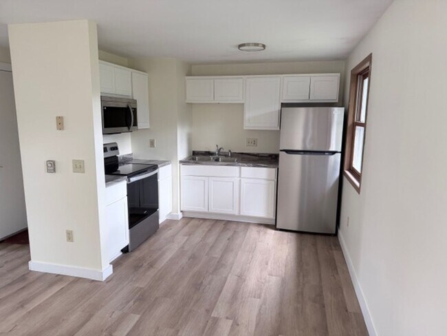 Building Photo - 3 Bedroom, Cortland